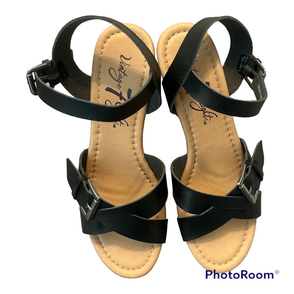 Size 8 new-in-box sandals